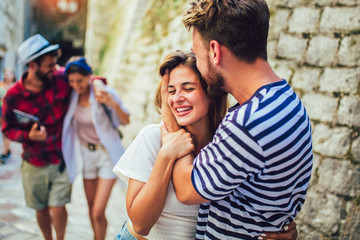 Naklejka premium Happy group of tourists traveling and sightseeing together