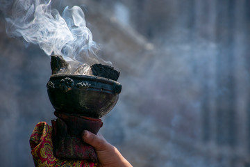 Copal, humo aromático de tradición durante rituales de danza azteca. Sahumerio