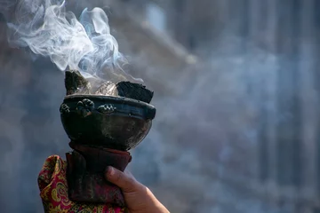 Fotobehang Copal, humo aromático de tradición durante rituales de danza azteca. Sahumerio © Diana