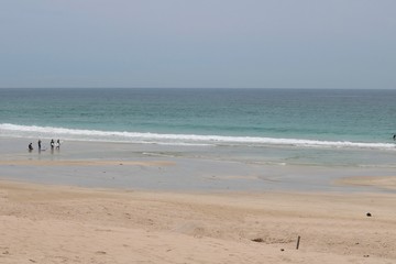Fototapeta na wymiar 綺麗な海の波と砂浜