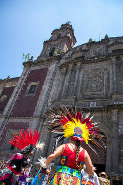 Danzantes aztecas y rituales ind&iacute;genas afuera de iglesia cat&oacute;lica
