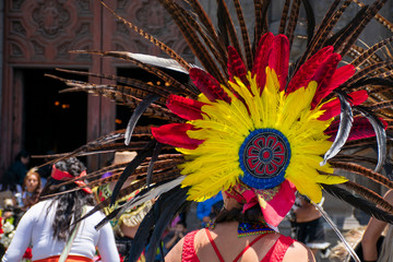 Danzantes aztecas y rituales indígenas afuera de iglesia católica