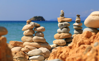 Fototapeta na wymiar towers of stones in the beach