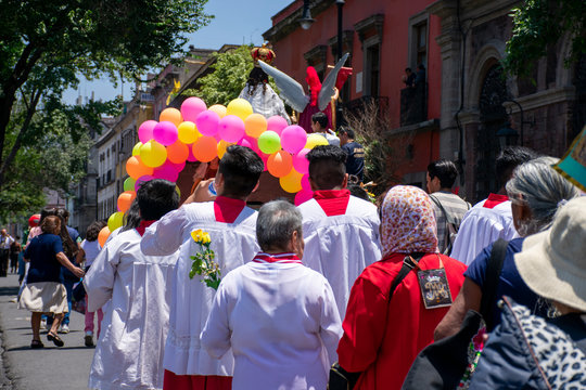 Peregrinaci&oacute;n cat&oacute;lica con ac&oacute;litos o monaguillos en una calle de la Ciudad de M&eacute;xico
