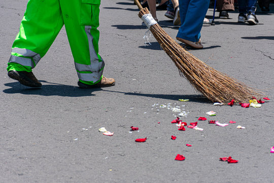Barrendero con su uniforme y su escoba r&uacute;stica hecha con ramas secas de &aacute;rbol,  barriendo la basura de la calle en M&eacute;xico