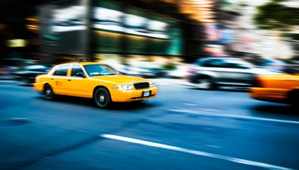 Papier Peint photo Lavable TAXI de new york Taxi jaune traditionnel de la ville de New York en mouvement rapide avec panoramique flou de mouvement, dans les rues animées de Manhattan, accélérant les mouvements de circulation pendant la soirée.