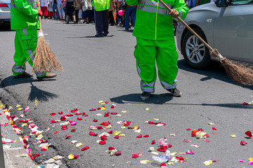 Barrendero con su uniforme y su escoba rústica hecha con ramas secas de árbol,  barriendo la...