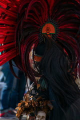 Danzante Azteca con su gran penacho de plumas rojas y ornamentos