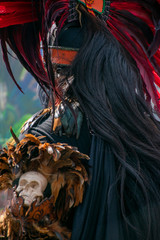 Fototapeta na wymiar Danzante Azteca con su gran penacho de plumas rojas y ornamentos