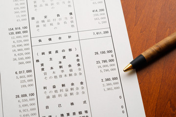 決算報告書　決算書　貸借対照表　ビジネスシーン　確定申告　納税