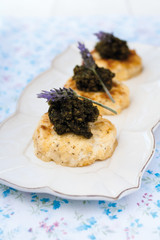 Bocaditos de queso de cabra y ricota con pesto 