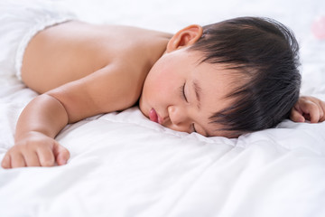 Obraz na płótnie Canvas baby sleeping on bed