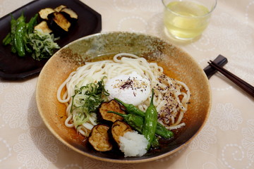 素揚げ夏野菜と半熟卵の冷たいうどん