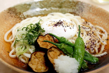 素揚げ夏野菜と半熟卵の冷たいうどん