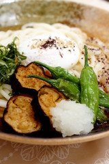 素揚げ夏野菜と半熟卵の冷たいうどん