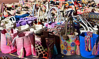 Bolsos de mujer típicos de la cultura Wayuu en la ciudad de Riohacha, Colombia. 