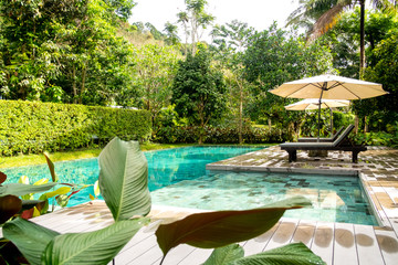 Obraz premium Outdoor swimming pool in a garden