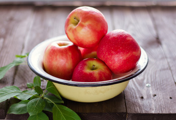 red apples in a bowl