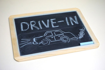 Obraz premium Drive in movies message on chalkboard