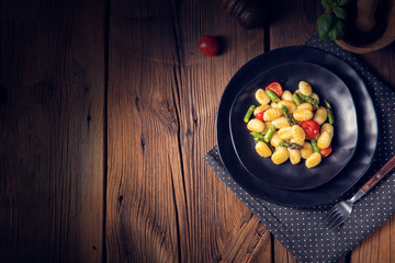 crispy gnocchi with roasted asparagus and tomatoes