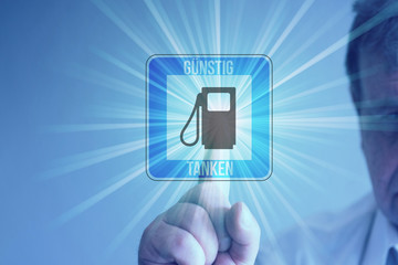 Ein Mann und App für günstiges Tanken