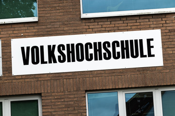 Obraz premium Volkshochschule Eingangsschild