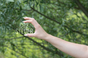 Eine Frau und Co2 Steuer