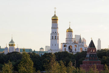 Fototapeta na wymiar View to Moscow Kremlin from Zaryadie park 