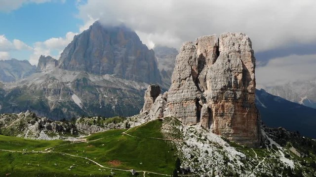 site pittoresque et touristique des Dolomites, les cinq tours