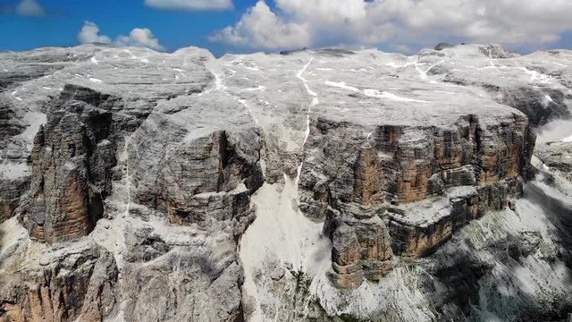 travelling sur les parois verticales d'un massif montagneux enneig&eacute; en partie