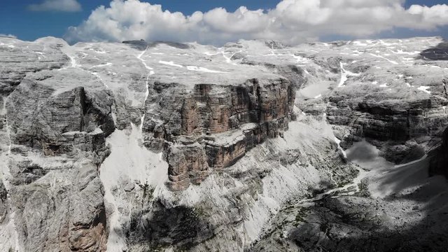 vol au dessus d'un canyon en haute montagne dans les alpes 