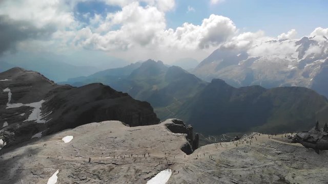 vol au dessus du sommet Pordoi avec une file de touristes sur la montagne