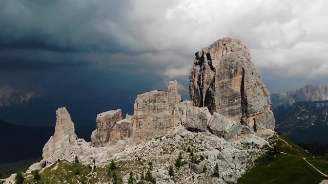 Les cinq tours , paysage touristique dans les Dolomite