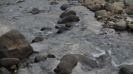 Obraz premium rocks in the river