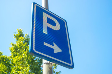 Dutch road sign park on right