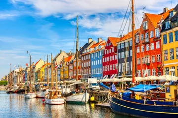 Zelfklevend Fotobehang Iconische weergave van Kopenhagen. Beroemde oude haven van Nyhavn in het centrum van Kopenhagen, Denemarken tijdens zonnige zomerdag © Nikolay N. Antonov