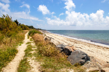 Chemin de randonnées en front de mer à la pointe de Mousterlin dans le Finistère