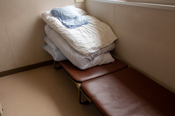 Fototapeta na wymiar 病院の付き添い用の簡易ベッド