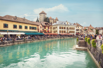 Obraz premium Tourists enjoying view of Annecy Old town, France