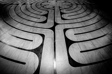 Labyrinthe abstrait au sol  
