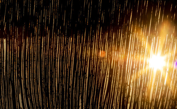 El sol de verano se cuela por un techado de ca&ntilde;izo formando haces de luz