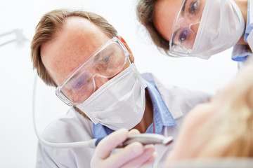 Zahnarzt Team bei Behandlung von Zahnschmerzen