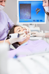 Obraz na płótnie Canvas Zahnarzt Team und Patient beim Bleaching