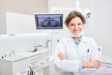 Zahnarzthelferin in der Ausbildung in der Arztpraxis