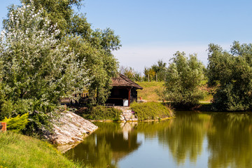 Obraz premium Small wooden house by the lake 