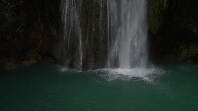 Zeitlupe Video vom Wasserfall Sillans-la-Cascade  im D&eacute;partement Var in der Region Provence-Alpes-C&ocirc;te d&rsquo;Azur in Frankreich