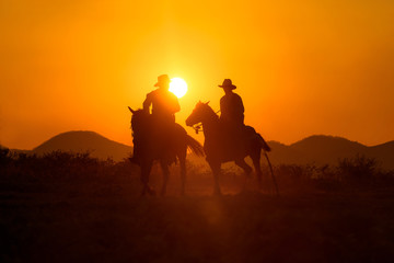 Obraz na płótnie Canvas รหัสภาพถ่ายสต็อกปลอดค่าลิขสิทธิ์: 1466408231 Cowboys are riding horses silhouette in sunset with mountain scene in Pakchong, Nakhonratchasima, Thailand