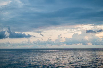Obraz premium Cloudy and blue sky with calm sea before sunset