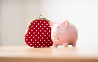 豚の貯金箱と財布