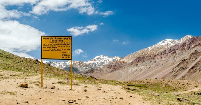 A board showing dos and don'ts (in hindi) near Chandra taal lake in spiti valley